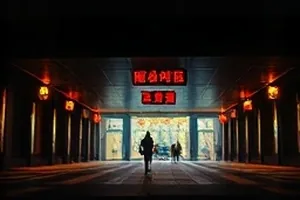无声电台封面：深夜直播间的麦克风与红色指示灯